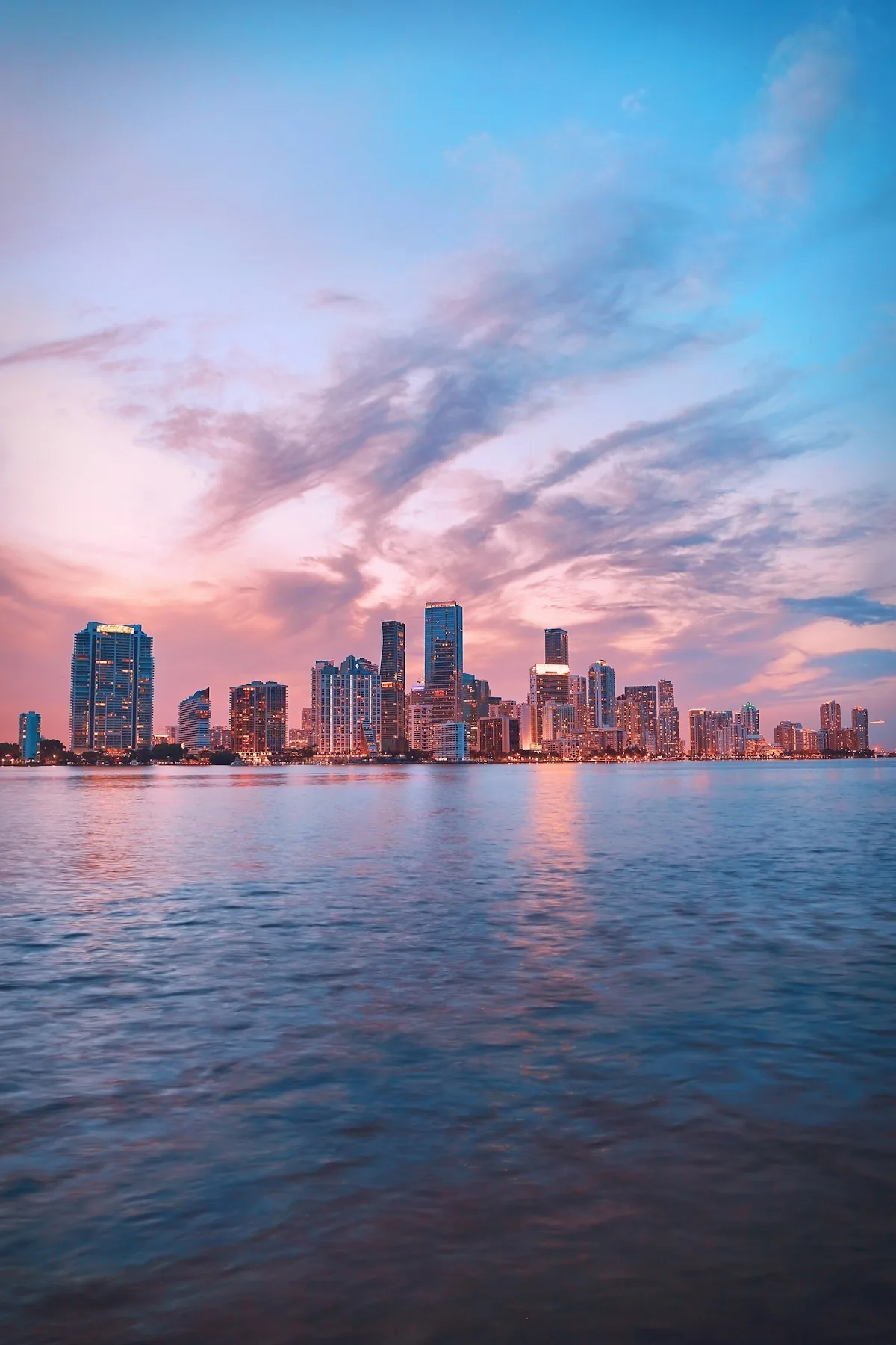 Skyline de Miami frente al agua al atardecer