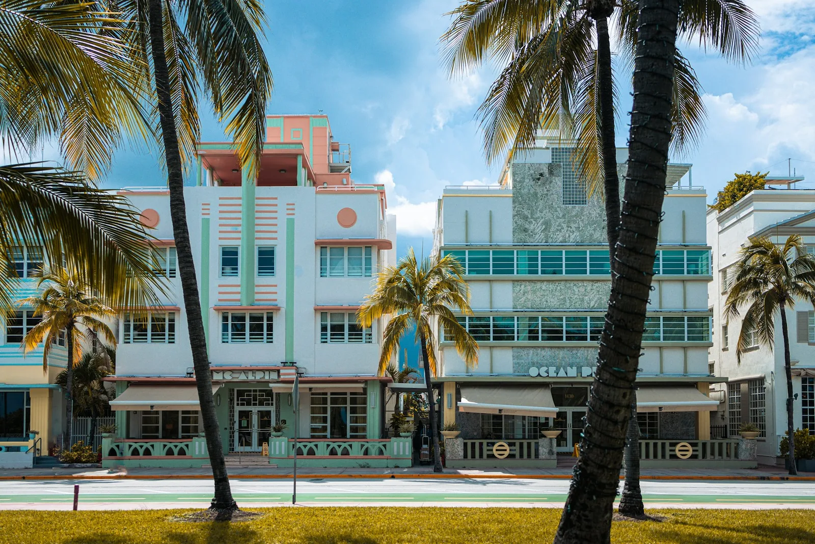 Fachada Art Déco en tonos pastel y palmeras en Miami Beach
