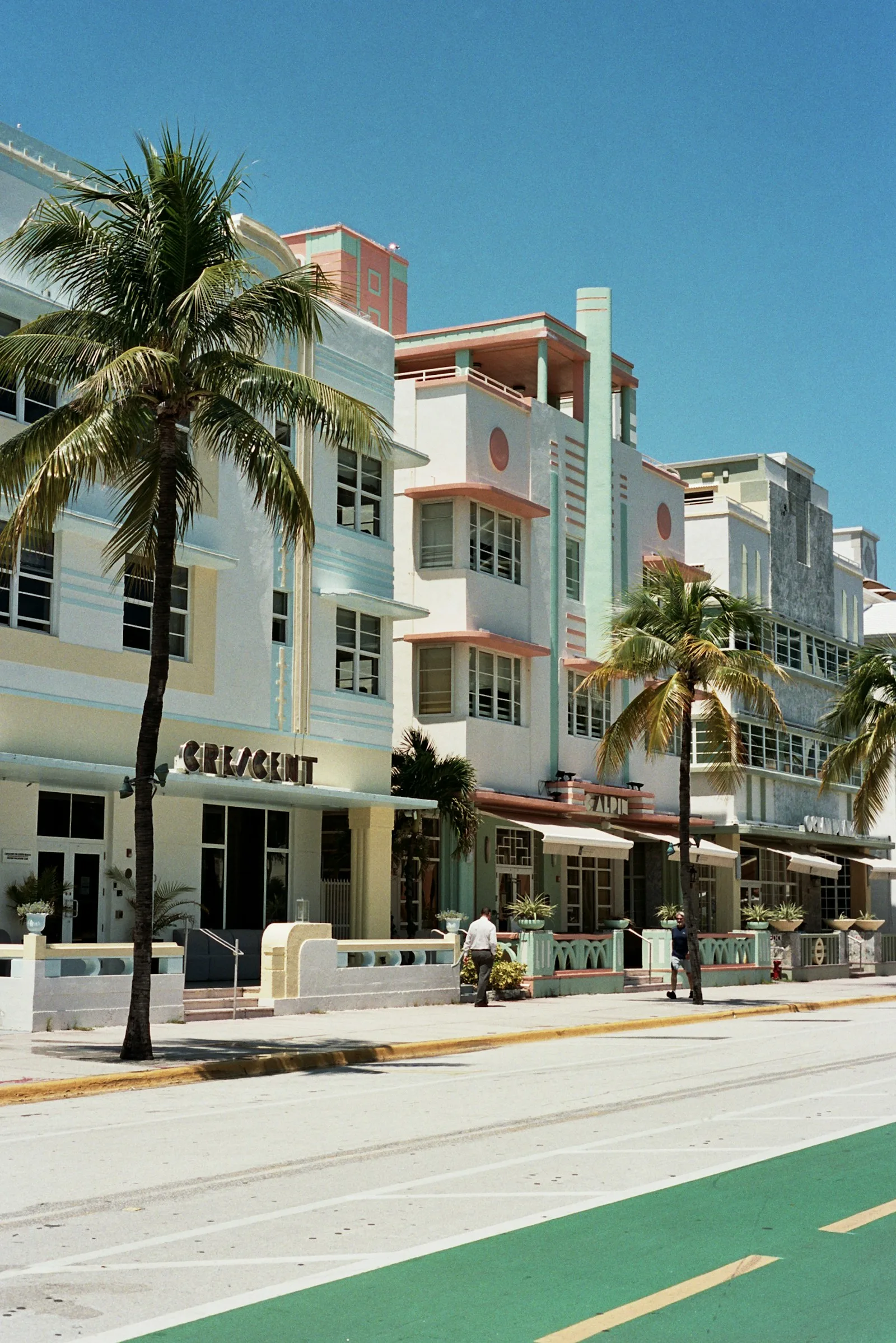 Fachada Art Déco en tonos pastel y palmeras en Miami Beach