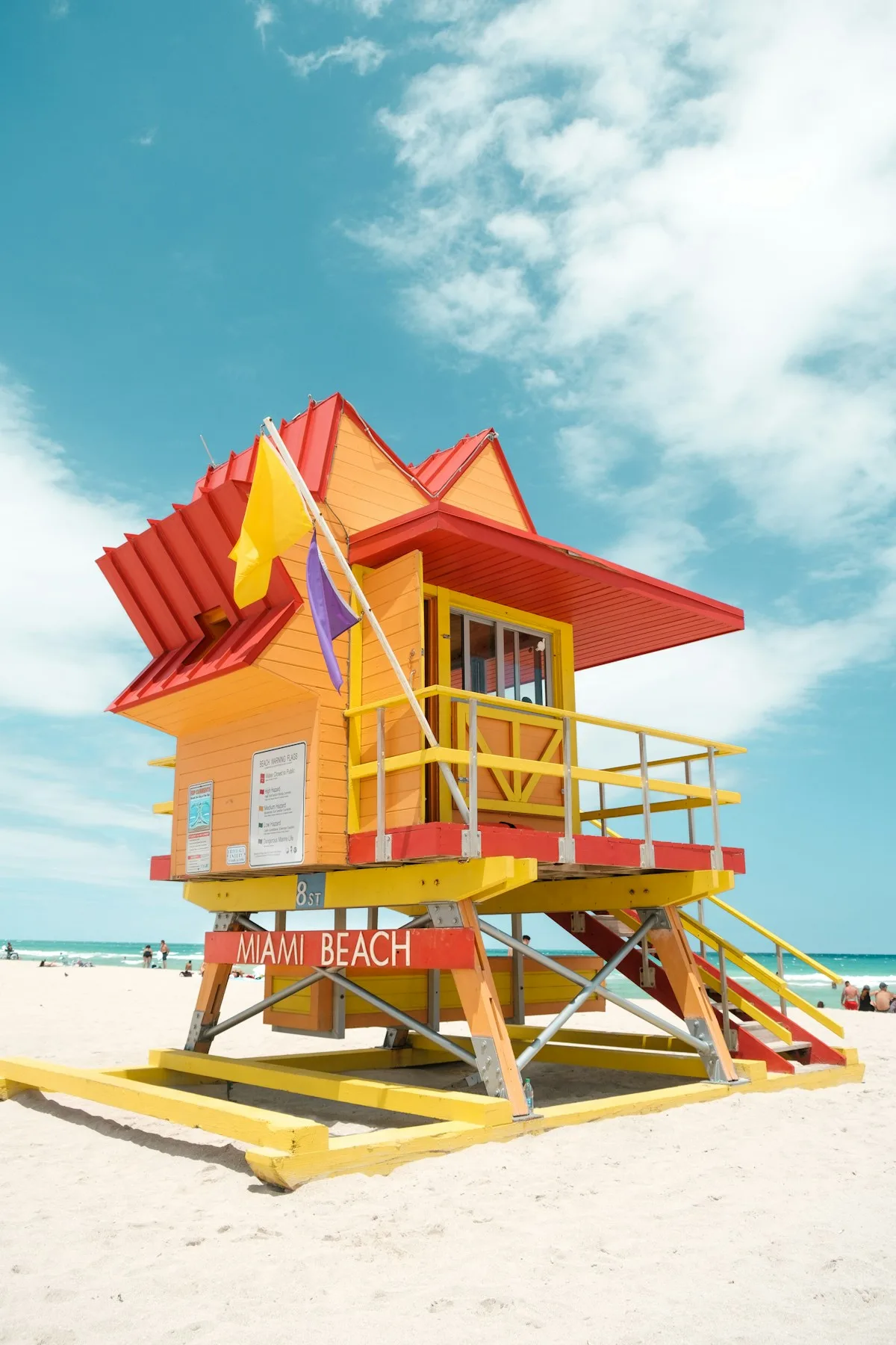 Torre de salvavidas de colores en Miami Beach